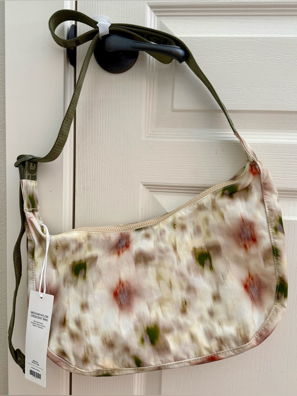 NWT Baggu Medium Nylon Crescent Bag -
Abstract Floral